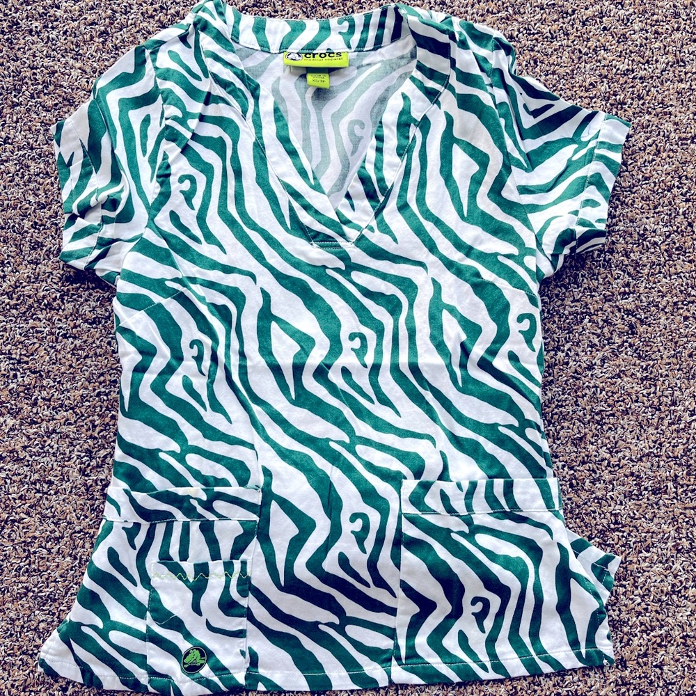 Women’s XS Green & White Crocs Scrub Top